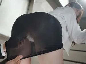 Em hotgirl cạnh nhà say xỉn vào nhầm nhà tôi, còn tưởng tôi là Ông xã cô ấy