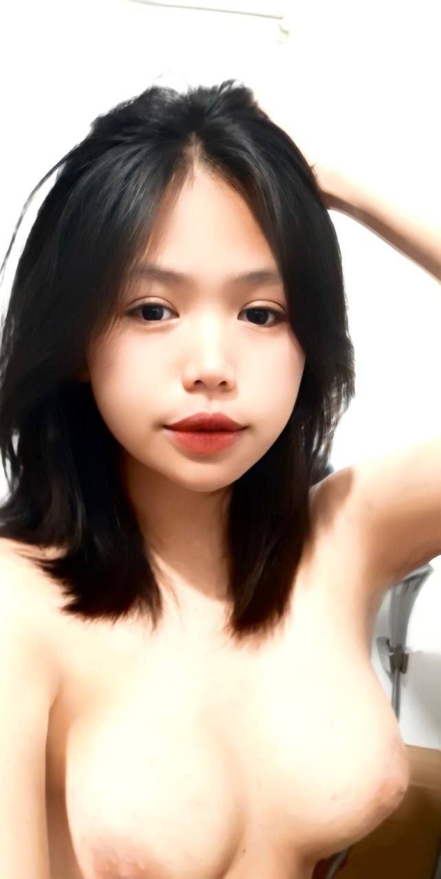 Tiếp viên hàng không 21 tuổi vỗ tay vì tình yêu tại khách sạn với cơ trưởng