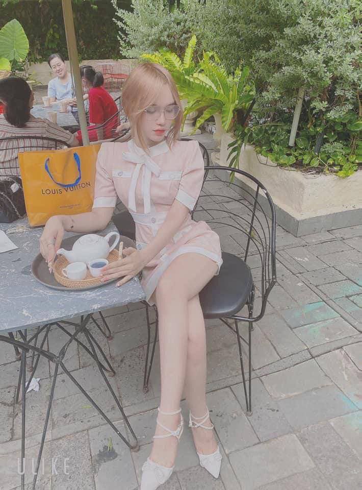 Hai anh chàng biến thái lén nhìn cô bé của cô bạn thân